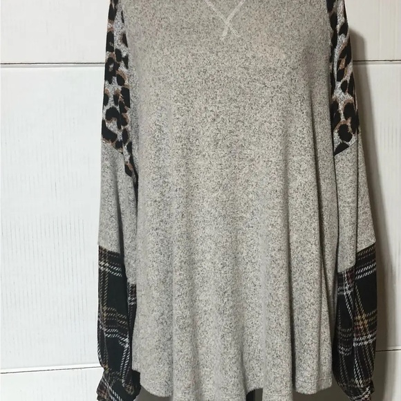 Maurices Medium 24/7 Grey Leopard and Plaid Long Sleeve Shirt - Picture 7 of 10